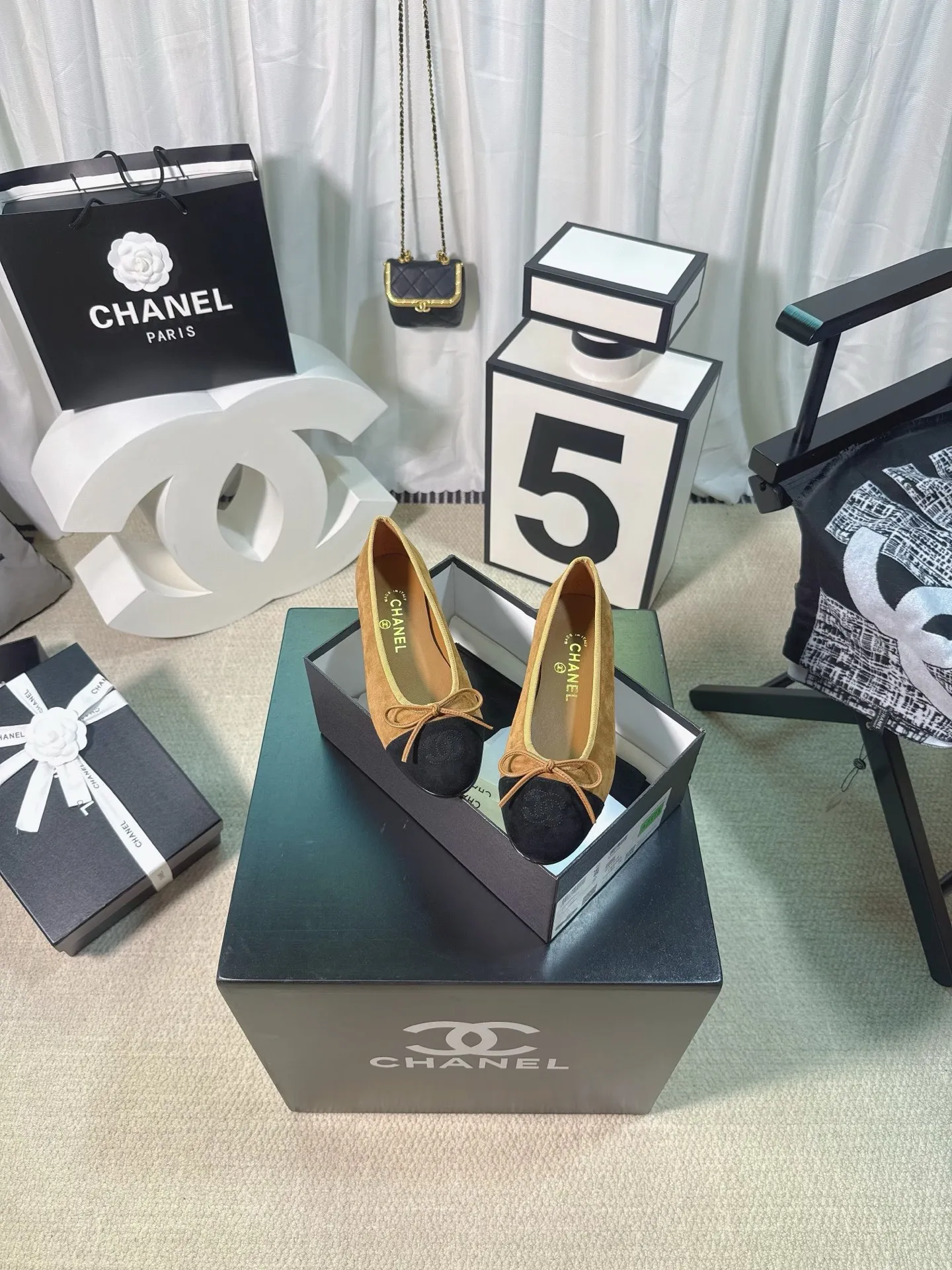 👟👟Ex-factory price 480👟👟 Generation * grade 25s Chanel fragrance is beautiful Maillard color back hollow Sling-back sandals flat/thick heel/high heel Sling-back came out in 1957, and then the two-tone design became a Chanel classic! Very suitable for spring and summer🩰 The two-color design is simple and exquisite, with a square toe and generous temperament. It visually lengthens the leg line. The color of the toe creates a sense of color difference. The back lace design is simple and elegant. It is a classic model that can be worn for hundreds of years. It is worth buying!! Upper: Customized metallic sheepskin. Inner pads: imported sheepskin. Heel height: ballet shoes. Sole: Italian A-grade genuine leather outsole. Size: 35-39 (34.40.41.42.43 is custom-made and non-returnable)